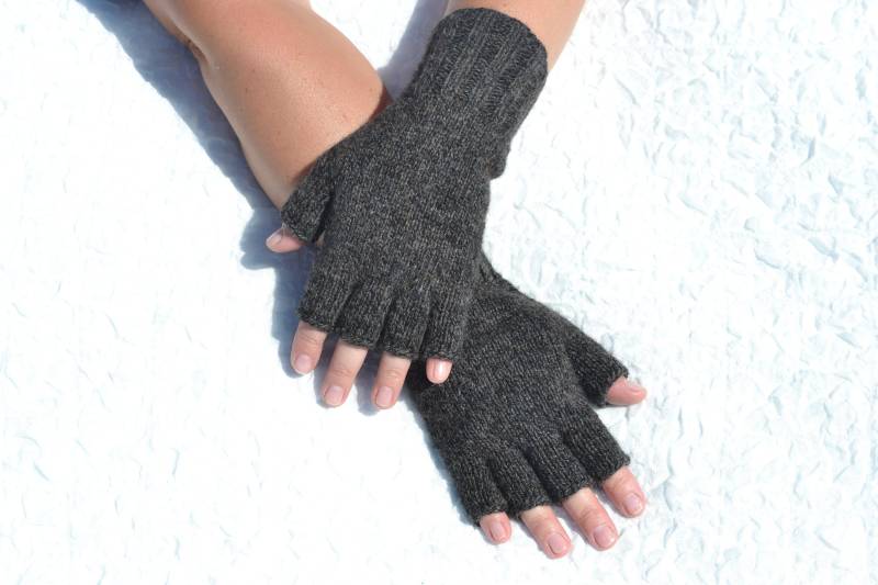 Dunkelgraue Und Braune Halbfingerhandschuhe, Handgestrickt Aus Reiner Kamelwolle, Offene Fingerhandschuhe, Unisex Handstulpen in Mittlerer/Großer von HandyDuo
