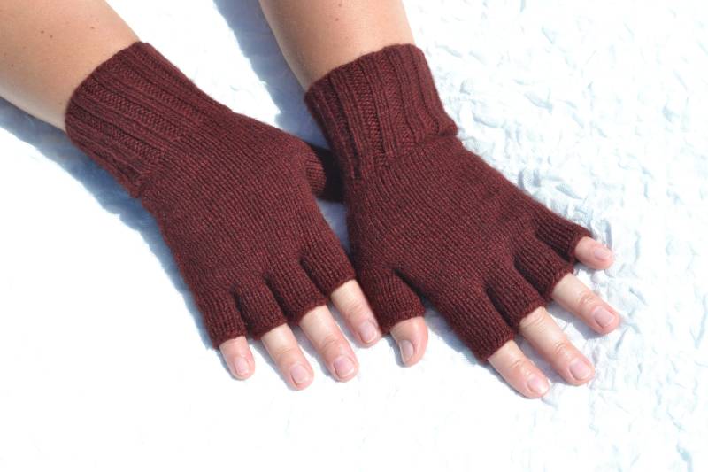 Dunkelrote Halbe Fingerhandschuhe Handgestrickt Aus Merino Und Yakwolle, Offene/Handstulpen, Bordeauxfarbene Winterhandschuhe in S/M Größe Dunkelrote Halbe Fingerhandschuhe Handgestrickt Aus Merino Und Yakwolle, Offene/Handstulpen, Bordeauxfarbene Winterhandschuhe in S/M Größe von HandyDuo