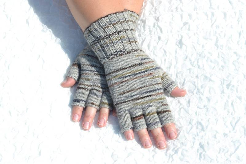 Grau Braune Halbfinger Handschuhe, Handgestrickte Gestreifte Schreibhandschuhe Für Kalte Hände, Handgemachte Unisex Wollhandschuhe, Strickwolle von HandyDuo