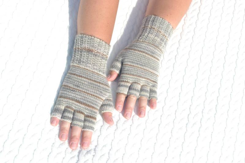 Grau & Braun Gestreifte Halbfinger Handschuhe Handgestrickt Aus Wolle Und Acrylgarn, Winter Fingerspitzenlose Handschuhe, Handgemachte Offene Finger von HandyDuo