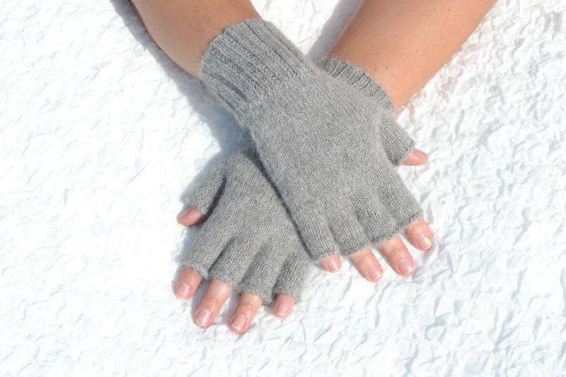 Graue Alpaka Halbfingerhandschuhe, Handgestrickte Offene Fingerhandschuhe, Handgemachte Pulswärmer, Graue Handschuhe in Mittlerer Größe Graue Alpaka Halbfingerhandschuhe, Handgestrickte Offene Fingerhandschuhe, Handgemachte Pulswärmer, Graue Handschuhe in Mittlerer Größe von HandyDuo
