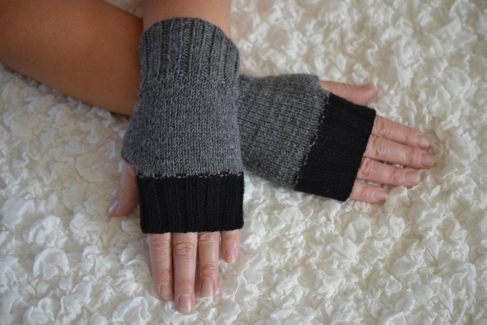 Handgestrickte Wolle Fingerlose Handschuhe Grau & Schwarz Armstulpen von HandyDuo