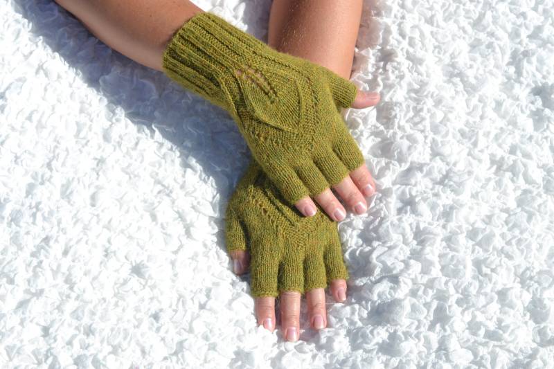 Grüne Alpaka Halbe Fingerhandschuhe, Handgestrickte Olivfarbene Handschuhe, Gestrickte Spitze Damen Armstulpen, Offene Fingerhandschuhe von HandyDuo