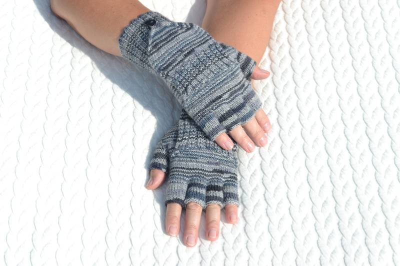 Hand Gestrickte Graue Wollhandschuhe Mit Streifen Aus Wolle Hand Gestrickte Graue Wollhandschuhe Mit Streifen Aus Wolle von HandyDuo