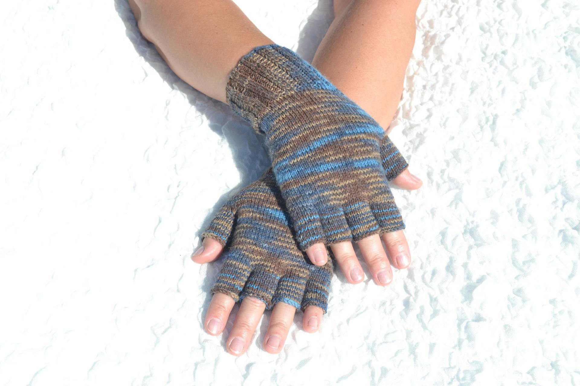 Handgestrickte Bunte Halbfinger Handschuhe, Handgemachte Braune Und Blaue Offene Fingerhandschuhe Aus Acryl Für Den Herbst/Winter, Keine Wolle von HandyDuo