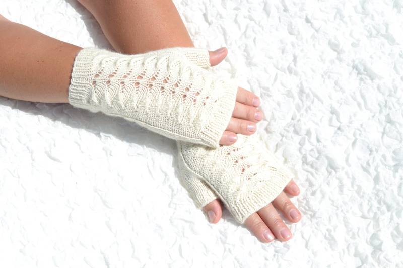 Handgestrickte Cremefarbene Fingerlose Handschuhe, Strickwolle Zopfmuster Offene Fingerhandschuhe, Damenhandschuhe, Handgemachte Pulswärmer von HandyDuo