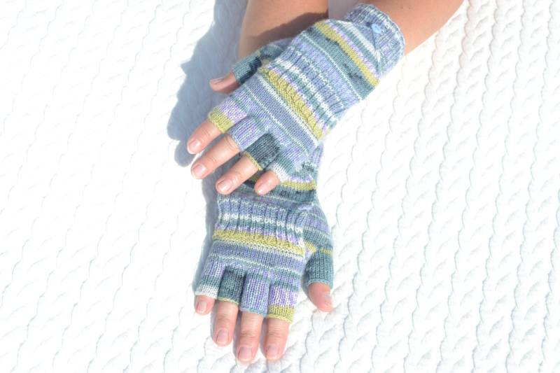 Handgestrickte Grüne Multicolor Handschuhe Mit Fäustlinge, Halb Fingerlose Fäustlinge Gestreift von HandyDuo