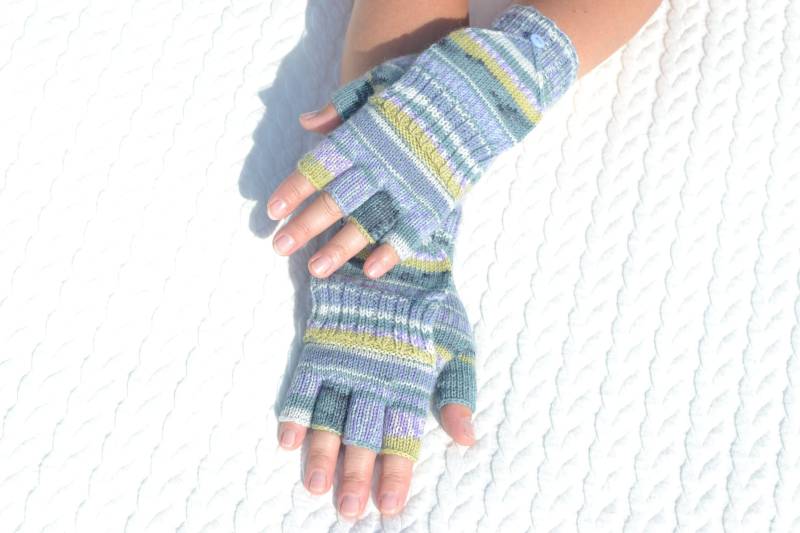 Handgestrickte Grüne Multicolor Handschuhe Mit Fäustlinge, Halb Fingerlose Fäustlinge Gestreift von HandyDuo