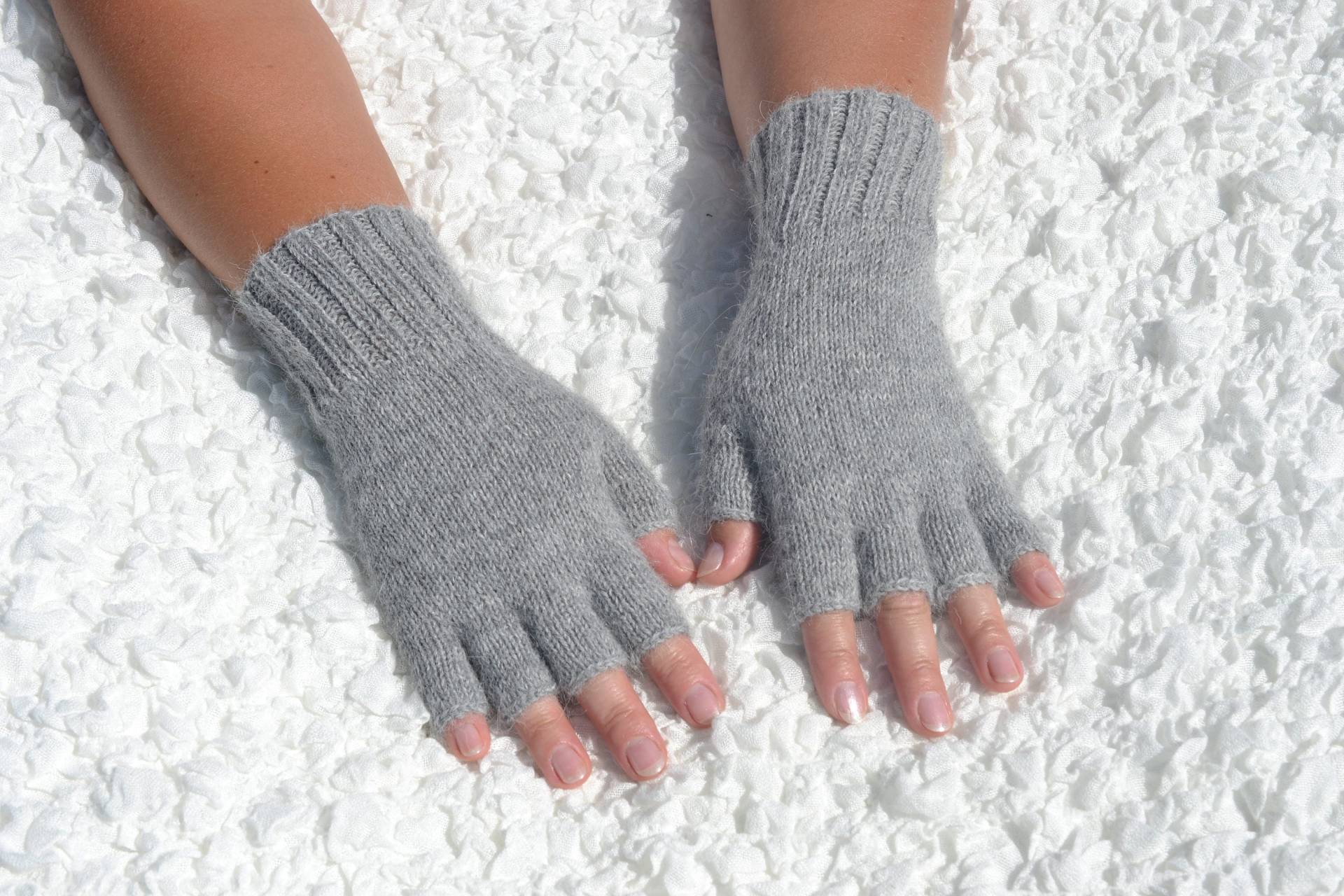 Hellgraue Alpaka Halbe Fingerhandschuhe, Handgestrickte Reine Offene Handgemachte Pulswärmer, Gestrickte Graue Handschuhe von HandyDuo