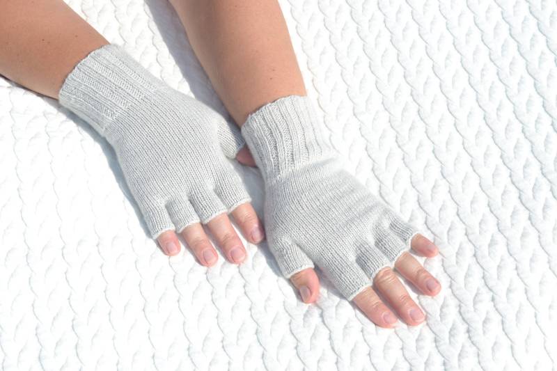 Hellgraue Kaschmir Halbfinger Handschuhe, Handgestrickte Spitzenlose Pulswärmer - Offene Fingerhandschuhe, Graue Handschuhe von HandyDuo