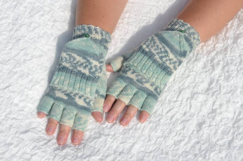 Hellgrüne Handgestrickte Halbe Fingerhandschuhe Konvertierbar Zu Fäustlinge, Handgemachte Leichte Handschuhe, Hellgrüne Glomitts von HandyDuo