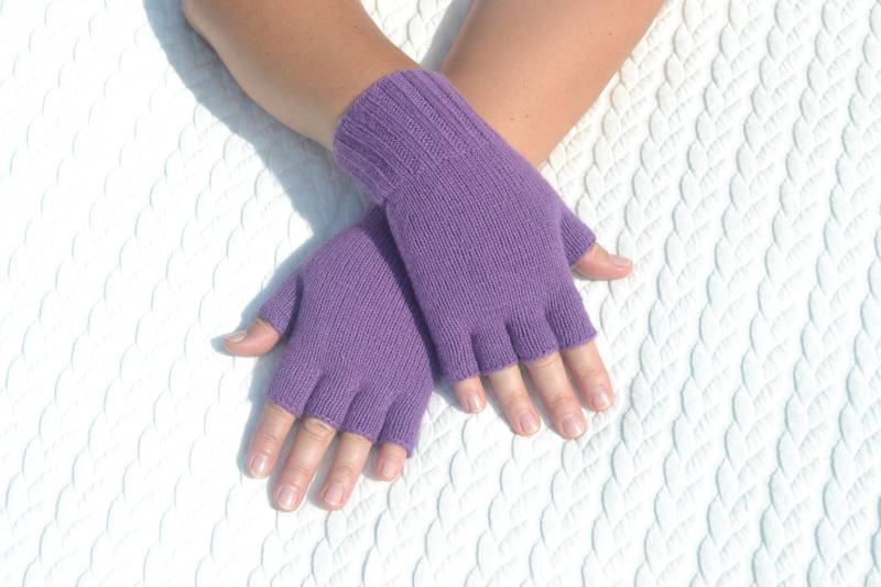 Lila Kaschmir Halbfinger Handschuhe, Handgestrickte Offene Fingerhandschuhe Für Kalte Hände, Weiche Fingerspitzen Schreibhandschuhe, Pulswärmer von HandyDuo