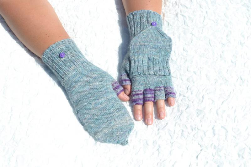 Lila Und Blaue Wandelbare Handschuhe, Handgestrickte Flip-Top-Fäustlinge, Handgemachte Wollhandschuhe, Handschuhe Für Kalte Hände in Mittlerer Größe von HandyDuo