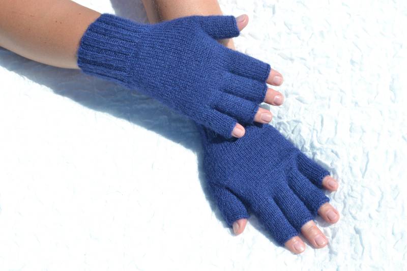 Marineblaue Fingerlose Handschuhe, Handgestrickte 100% Alpaka Halbfinger Weiche Und Warme Offene Fingerhandschuhe/ Handstulpen in Mittlerer Größe von HandyDuo