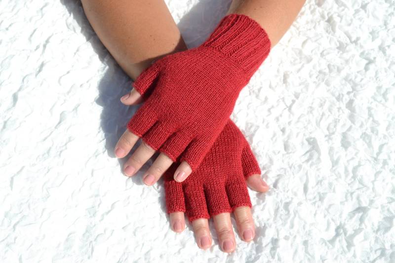 Rote Halbe Fingerhandschuhe, Gestrickte Baby Alpaka Und Seide Handschuhe, Handgemachte Rote Handgestrickte Offene Fingerhandschuhe Für Damen von HandyDuo