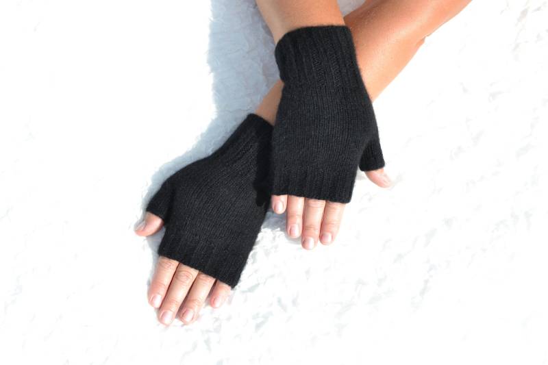 Schwarze Fingerlose Handschuhe, Handgestrickte Schwarze Handschuhe, Kaschmir Handschuhe, Schwarze Winterhandschuhe, Gestrickte Damen Armstulpen Schwarze Fingerlose Handschuhe, Handgestrickte Schwarze Handschuhe, Kaschmir Handschuhe, Schwarze Winterhandschuhe, Gestrickte Damen Armstulpen von HandyDuo