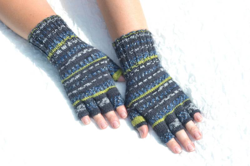Schwarze Halbe Fingerhandschuhe Mit Grünen, Grauen, Blauen Streifen, Handgestrickte Offene Fingerhandschuhe, Schreibhandschuhe Für Kalte Hände von HandyDuo