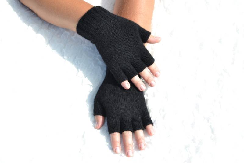 Schwarze Kaschmir Halbfinger Handschuhe, Handgestrickte Gestrickte Winter Handgemachte Damen Armstulpen, Schwarze Offene Fingerhandschuhe von HandyDuo