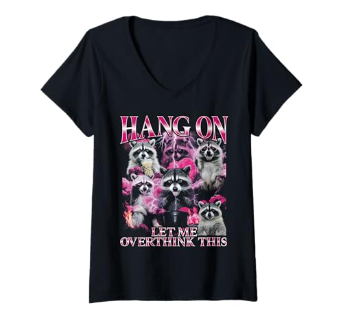 Damen Moment mal, Lass Mich diesen lustigen Bootleg-Waschbären überdenken T-Shirt mit V-Ausschnitt Damen Moment mal, Lass Mich diesen lustigen Bootleg-Waschbären überdenken T-Shirt mit V-Ausschnitt von Hang On, Let Me Overthink This Funny Bootleg
