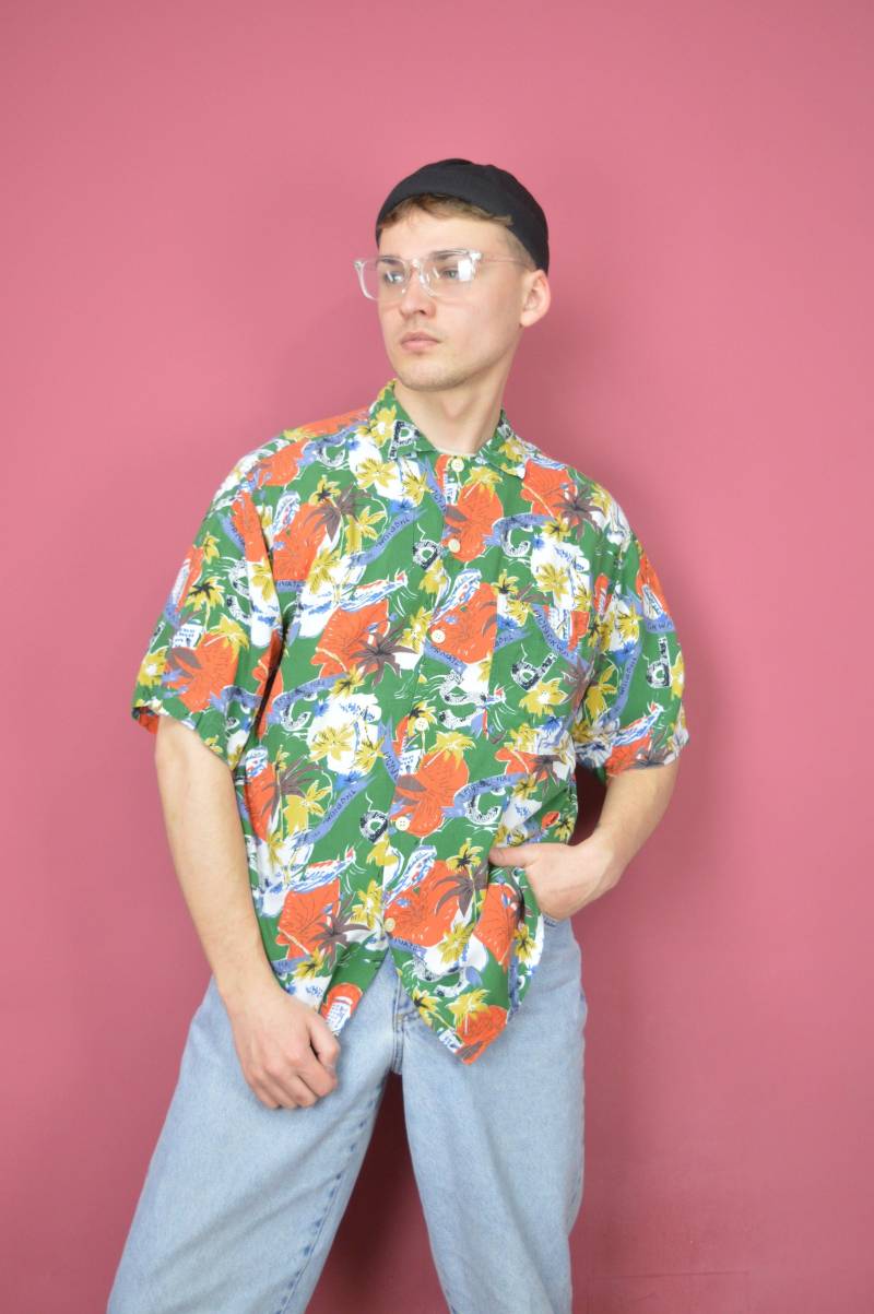 Vintage Grafik Kurzarm Hawaii Print Festival Shirt {K358} von HangerVintage