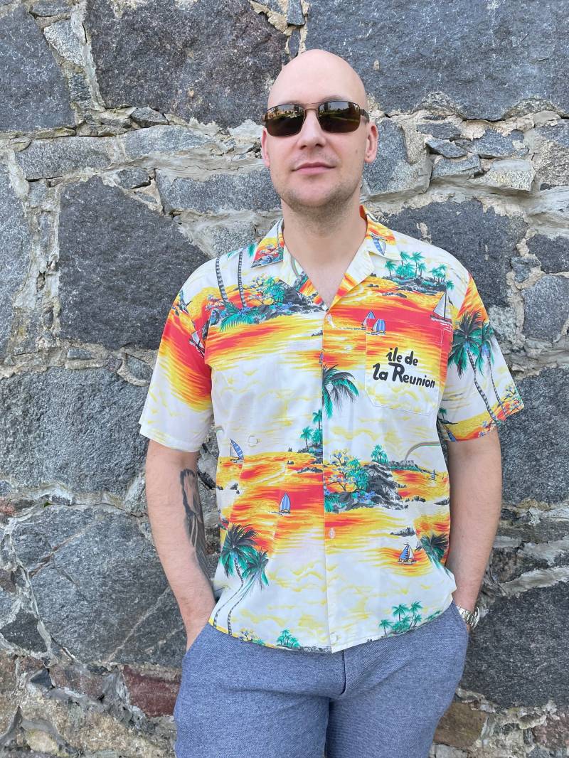 Vintage Hemd Mit Mehrfarbigem Hawaiian-Druck {K414} von HangerVintage