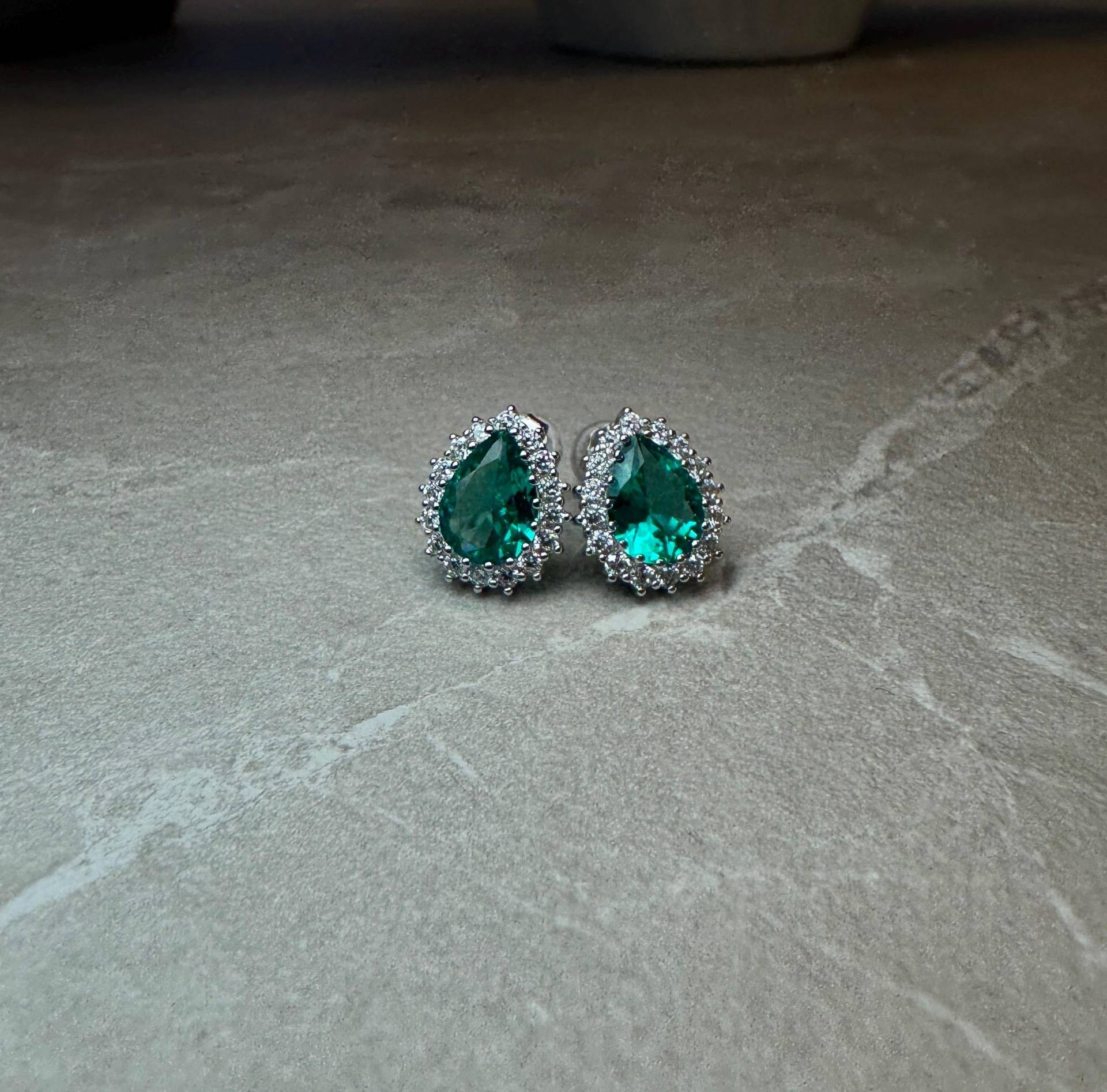 Ohrringe Silber925, Wassertropfen Design Mit Zirkon Steine Überzogen. Stein Grün von HaninesModeschmuck