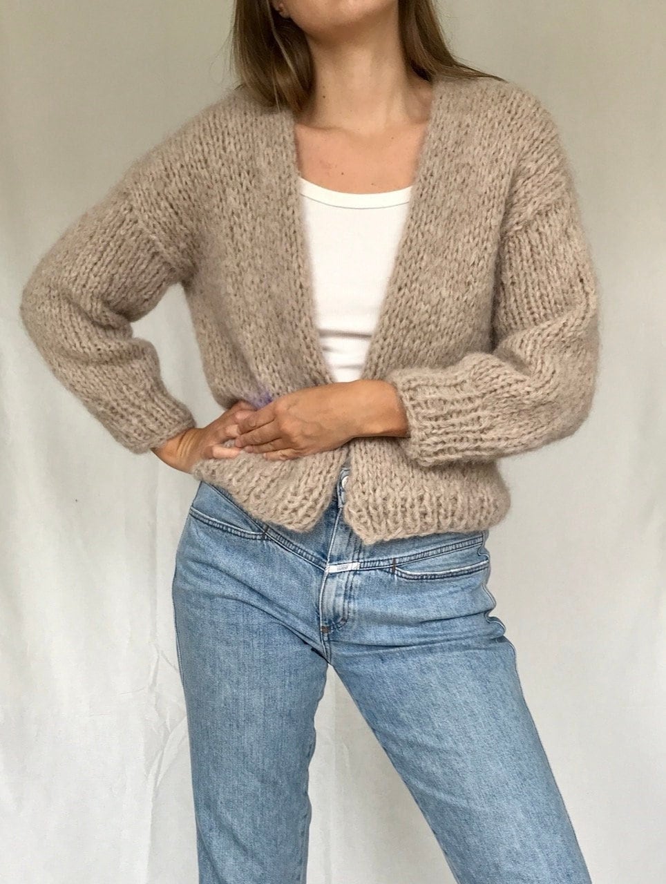Alpaka Grobstrick Cardigan Handgestrickt - Sandysand Alpaka Grobstrick Cardigan Handgestrickt - Sandysand von Hanishken