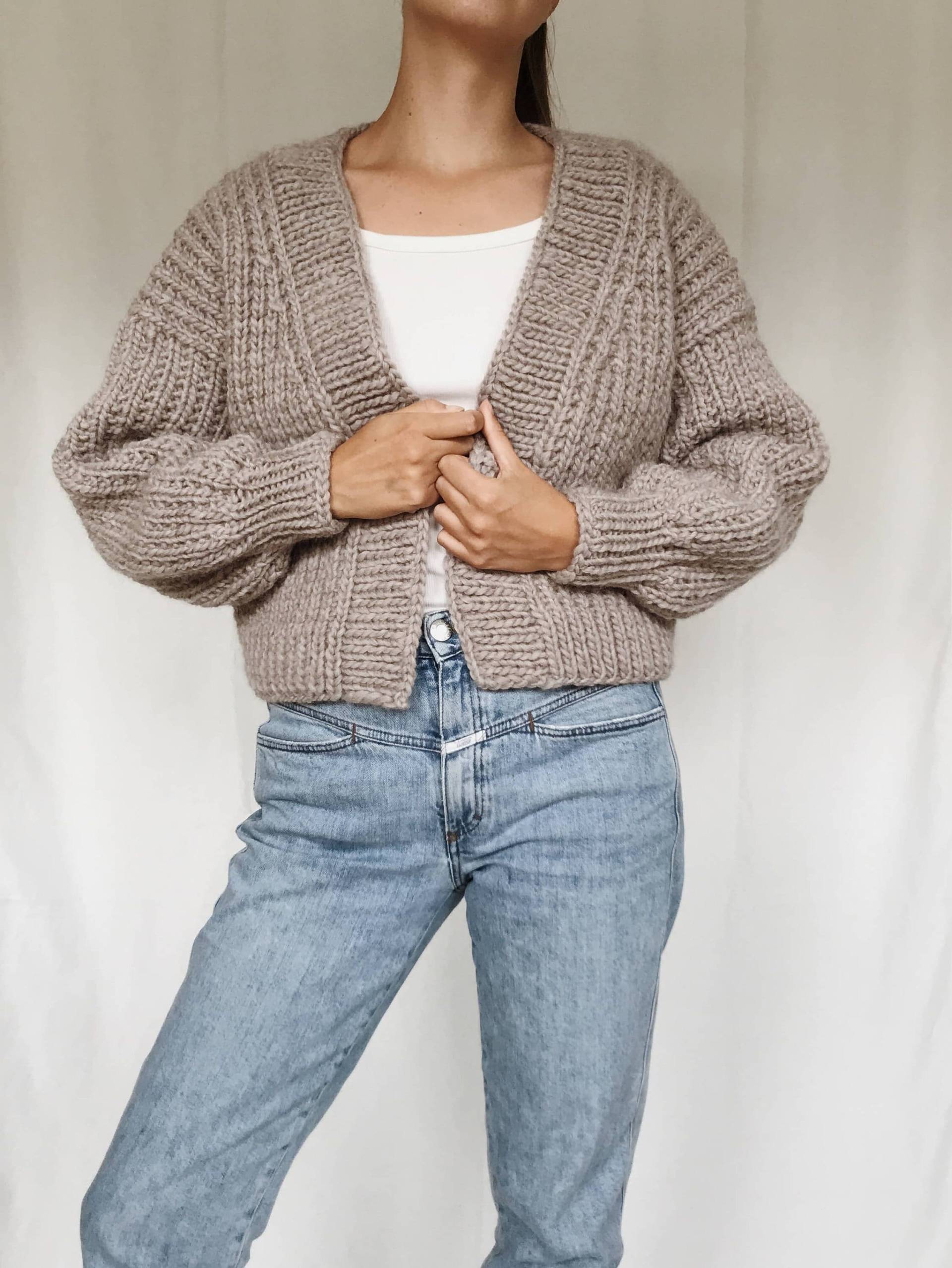 Grobstrick Cardigan Aus 100% Wolle, Handgestrickt - Greige Grobstrick Cardigan Aus 100% Wolle, Handgestrickt - Greige von Hanishken