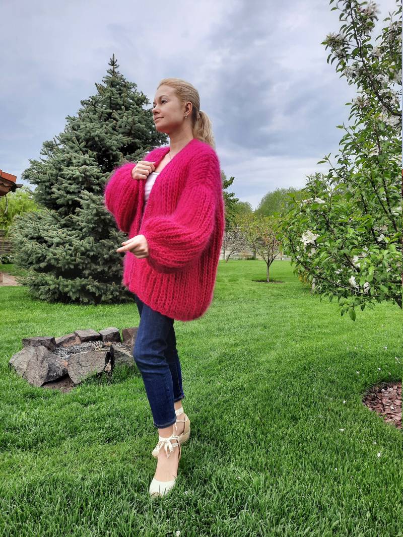 Weicher Gemütlicher Mohair Oversized Cardigan, Fuchsia Rosa Handgestrickter Flauschiger Woll Cardigan von HannaKlopovaStudio
