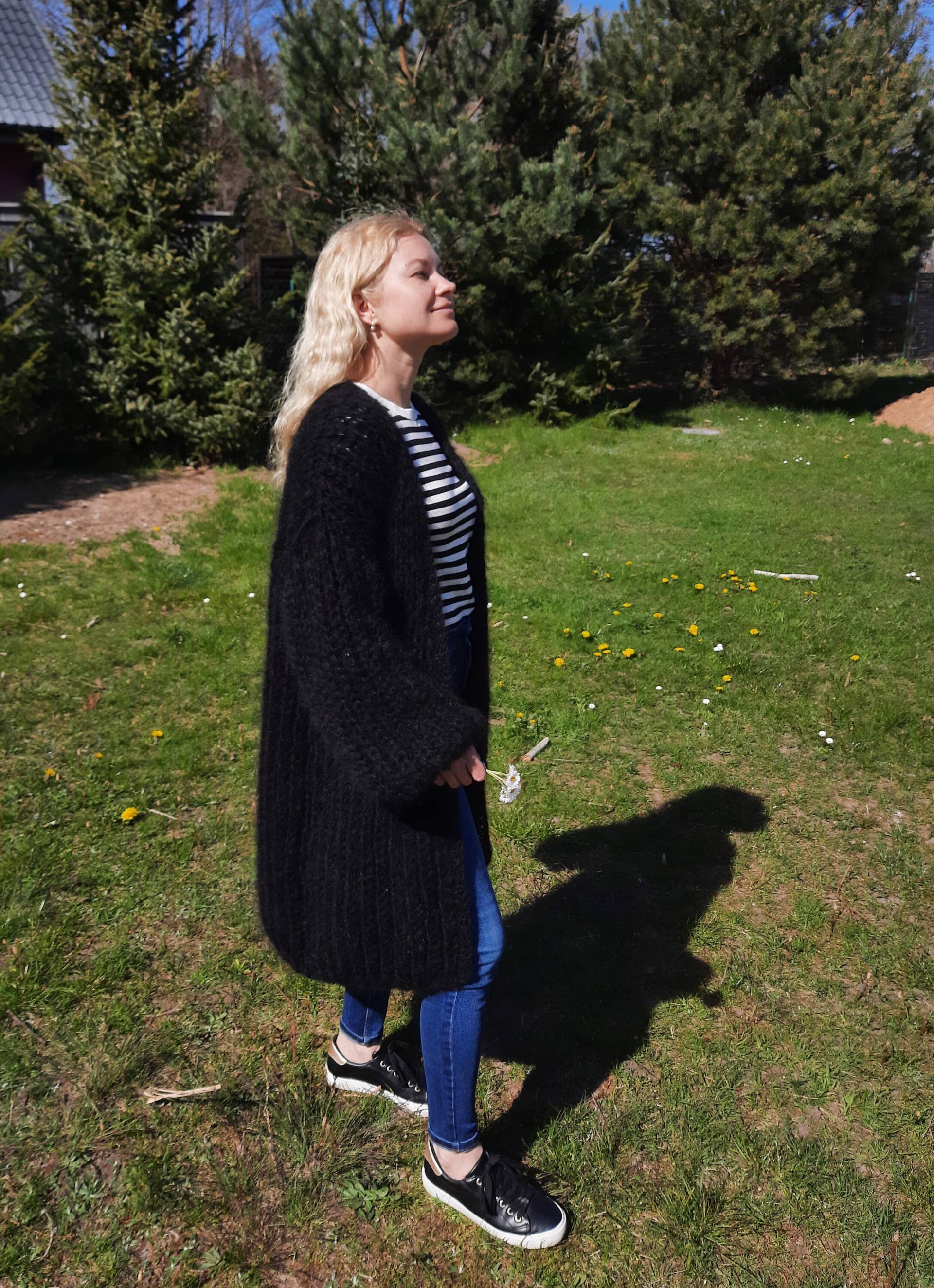 Weiche, Gemütliche Mohair Oversized Strickjacke, Schwarze Gestrickte Flauschige Grobstrick Lange Strickjacke von HannaKlopovaStudio