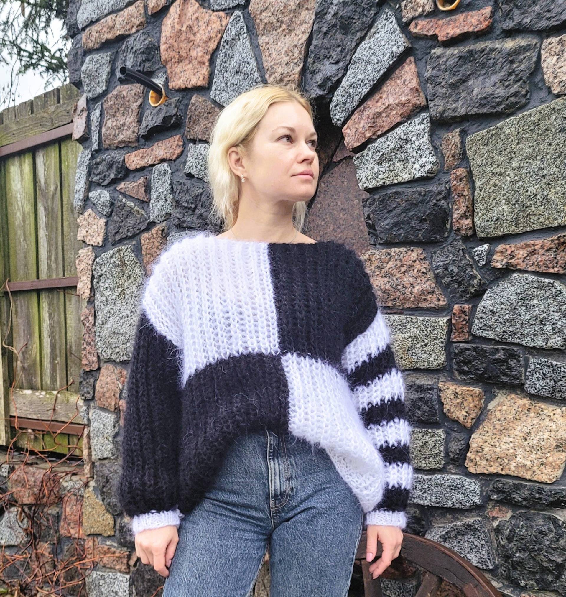 Weicher Gemütlicher Übergroßer Mohairpullover, Handgestrickter Pullover, Grobstrickpullover, Gestreifter Color-Block-Pullover, Schwarz-Weißer Weicher Gemütlicher Übergroßer Mohairpullover, Handgestrickter Pullover, Grobstrickpullover, Gestreifter Color-Block-Pullover, Schwarz-Weißer von HannaKlopovaStudio