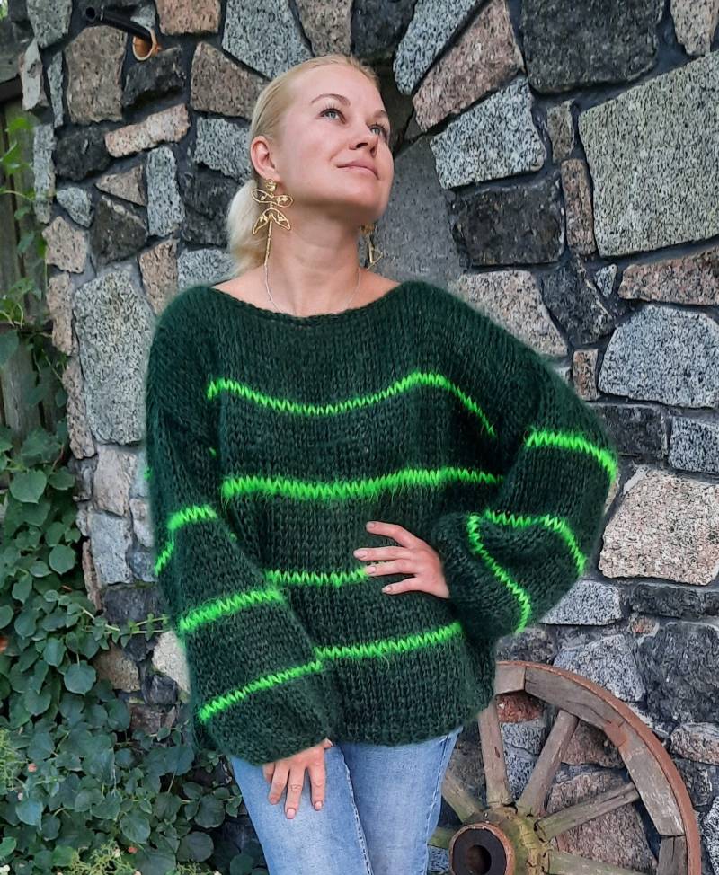 Weicher Übergroßer Grüner Mohair Pullover Mit Neon Streifen, Handgestrickter Pullover, Strickpullover, Wollpullover, Streifen Wollpullover von HannaKlopovaStudio