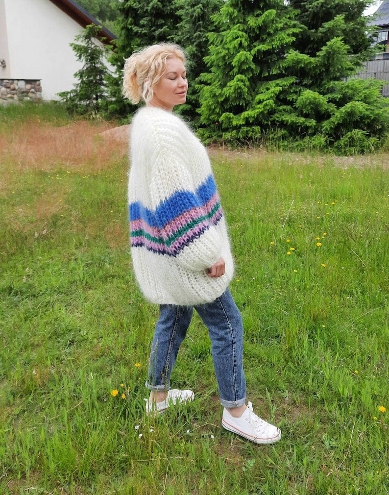 Weiße Mohair-Strickjacke Mit Blauen Streifen Oversized-Strickjacke Handgestrickte Strickjacke Wolljacke Frauen Chunky Cardigan von HannaKlopovaStudio