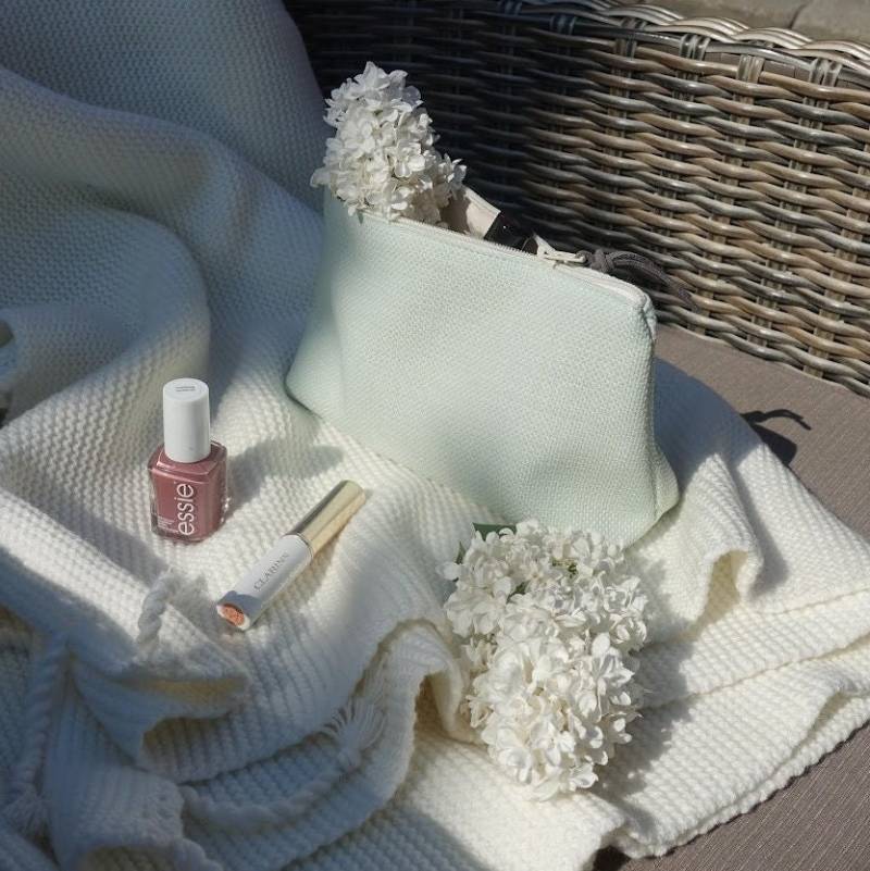 18x11 cm Hellgrüne Schminktasche-Kosmetiktasche-Kosmetiktasche, Dekostoff Kosmetiktasche 18x11 cm Hellgrüne Schminktasche-Kosmetiktasche-Kosmetiktasche, Dekostoff Kosmetiktasche von HannahAlohanDesign