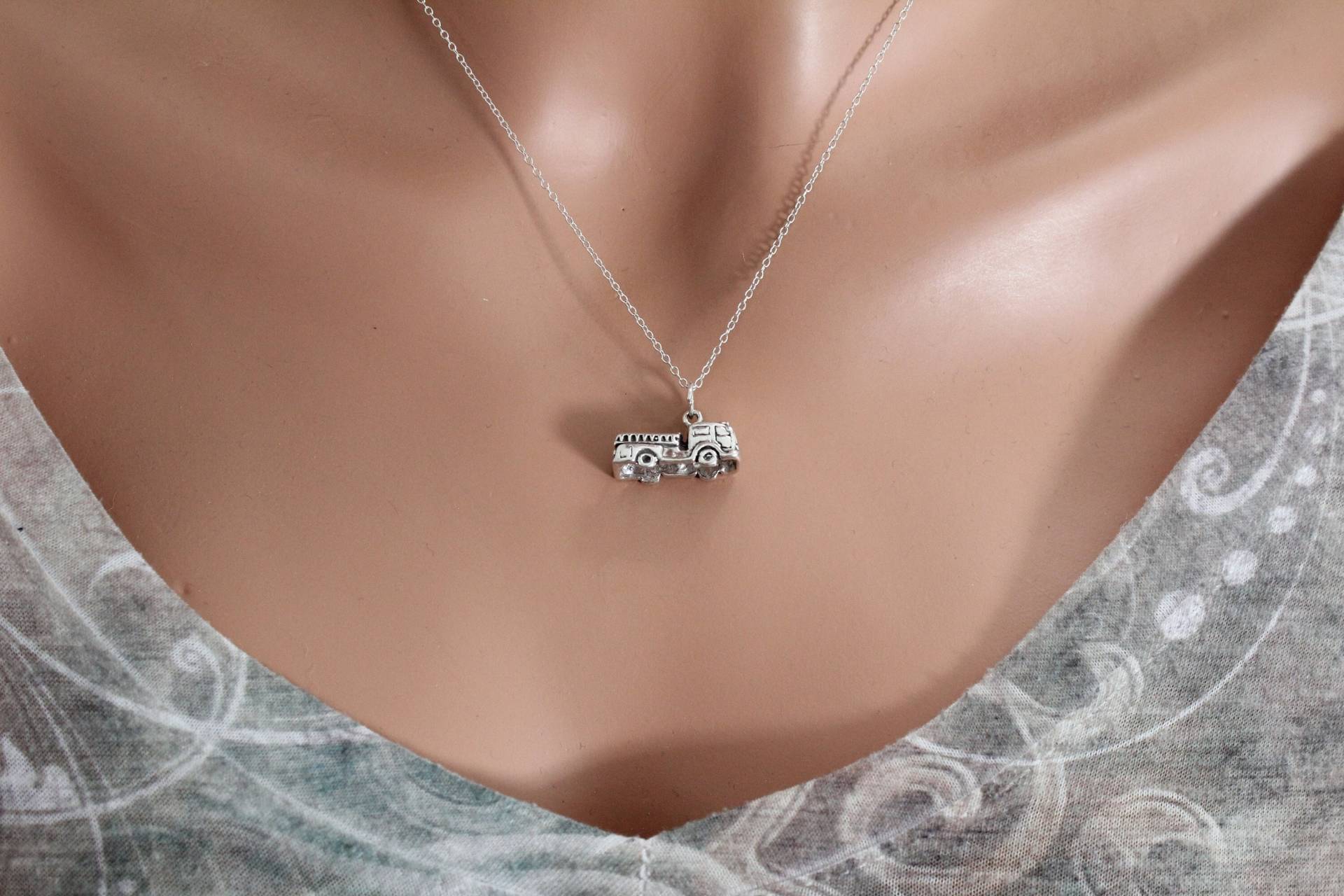 925 Sterling Silber Feuerwehrauto Halskette, Oxidiertes Sterlingsilber 3D Halskette 925 Sterling Silber Feuerwehrauto Halskette, Oxidiertes Sterlingsilber 3D Halskette von HannahCatherines