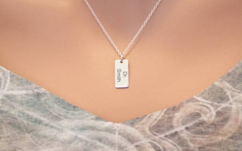 Anpassbare Sterling Silber Doktor Charm Halskette, Wählen Sie Ihre Schriftart, Dr. Anhänger Geschenk Für von HannahCatherines