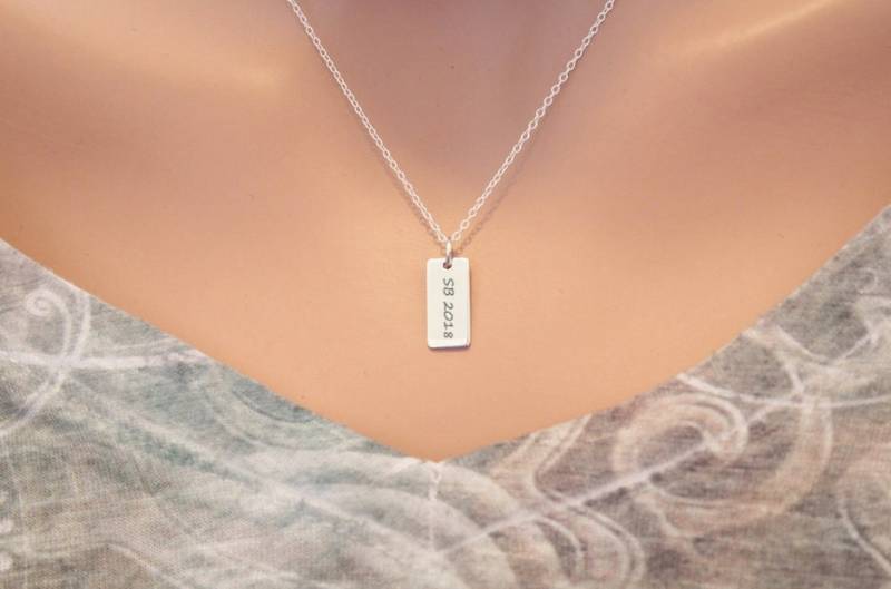 Personalisierbare Sterling Silber Datum Halskette Charm Mit Gravur Personalisierbare Sterling Silber Datum Halskette Charm Mit Gravur von HannahCatherines