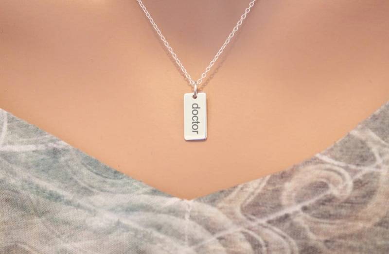 Doktor-Halskette Aus Sterlingsilber Personalisierter Anhänger, Benutzerdefinierte Schriftart von HannahCatherines
