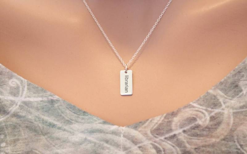 Bibliothekar Halskette Charm Aus Sterling Silber, Geschenk Für Bibliothekarinnen Und von HannahCatherines
