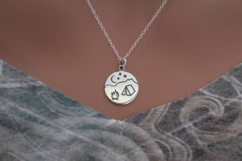 sterling Silber Camping Szene Anhänger Halskette Wandern Schmuck von HannahCatherines
