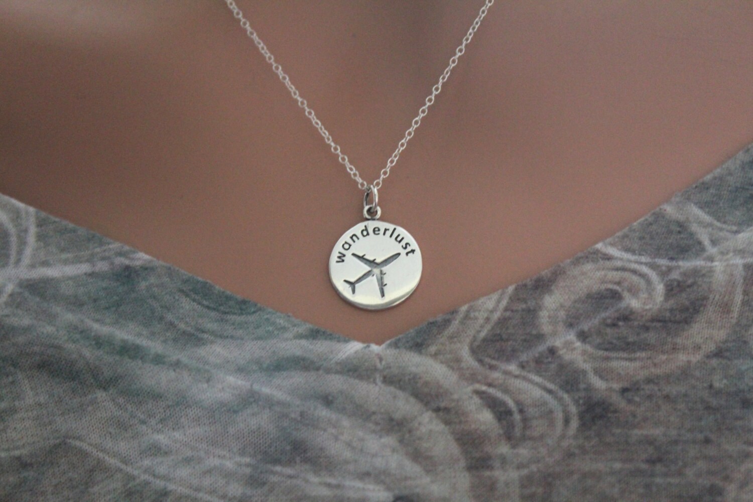 Fernweh Anhänger Sterling Silber Flugzeug Halskette von HannahCatherines