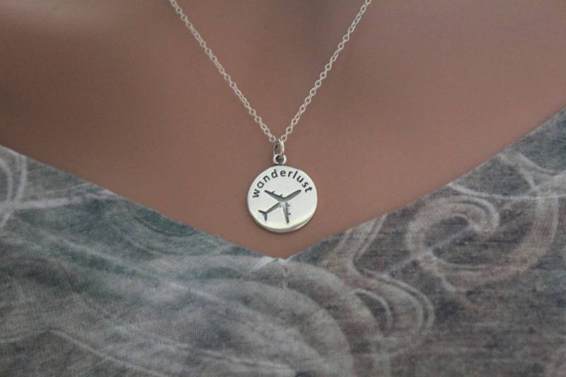 Fernweh Anhänger Sterling Silber Flugzeug Halskette von HannahCatherines