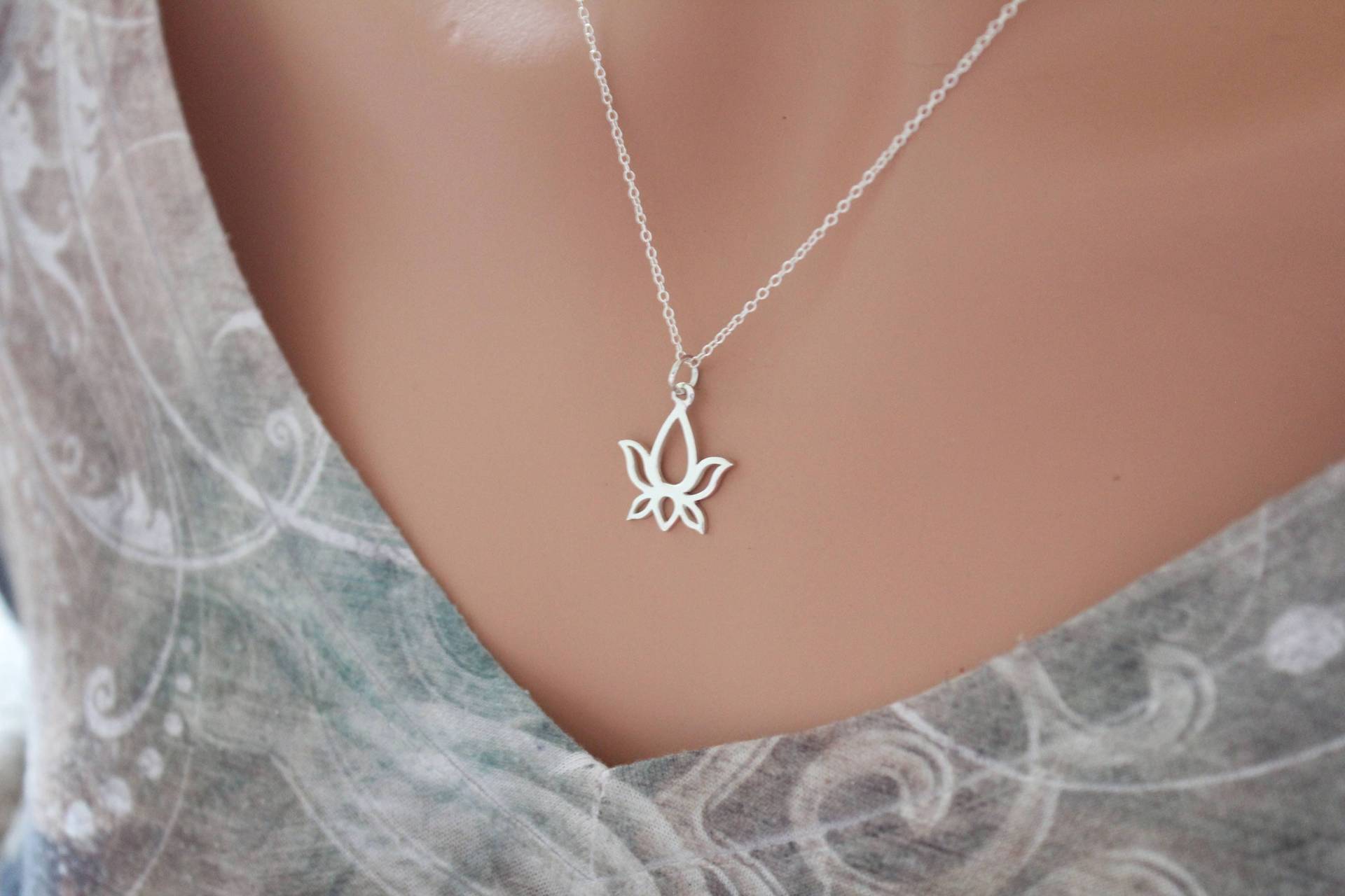 sterling Silber Lotus Blume Charm Halskette von HannahCatherines