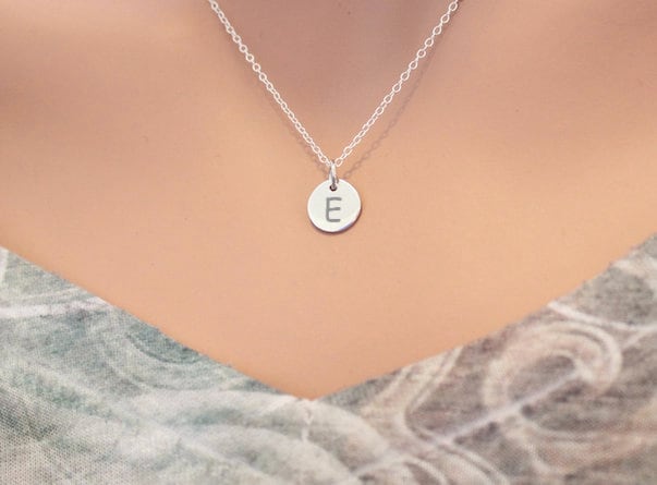 sterling Silber Initial E Halskette Charm Mit Gravur sterling Silber Initial E Halskette Charm Mit Gravur von HannahCatherines