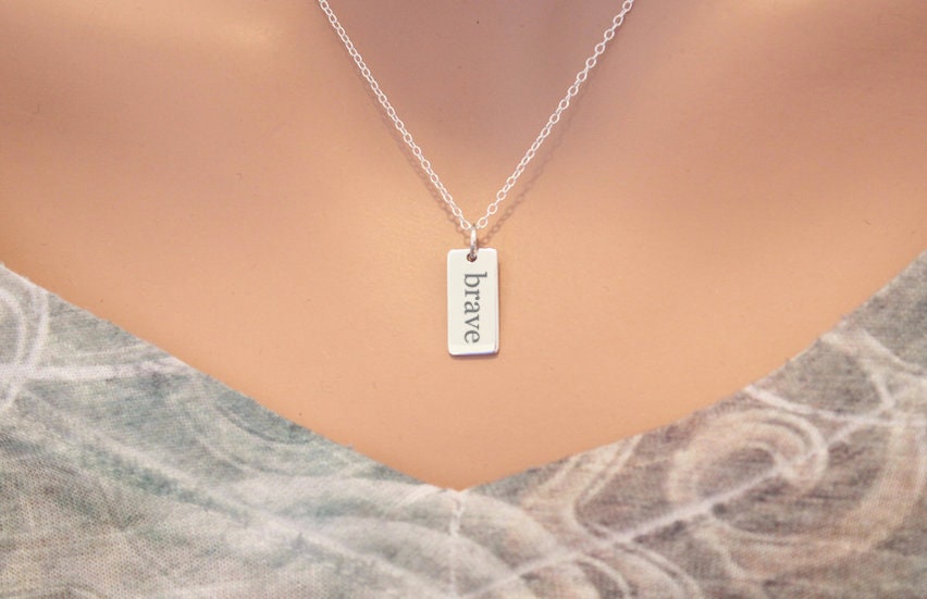 Mutige Halskette Aus Sterlingsilber Charm-Anhänger Mit Gravur von HannahCatherines