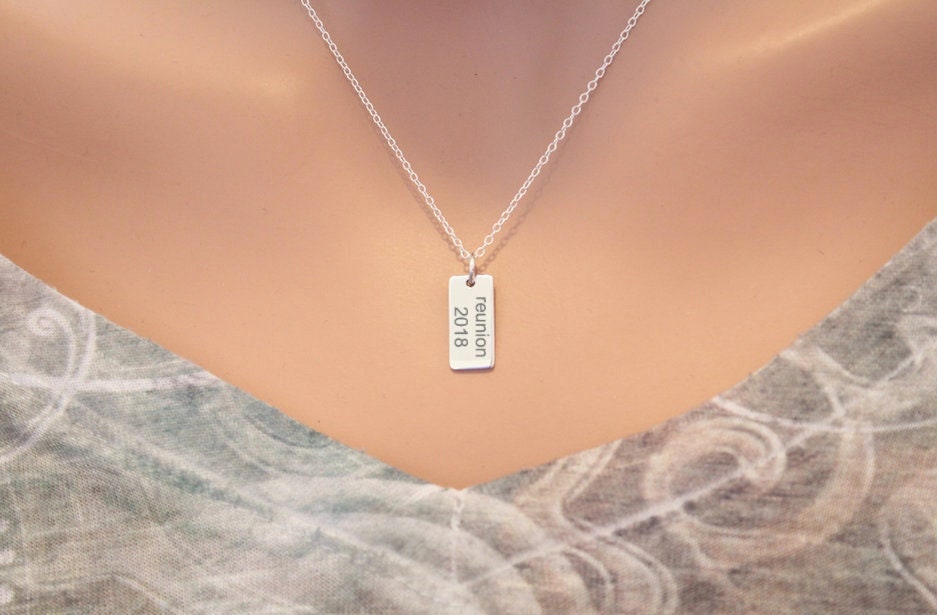 Personalisierbare Sterling Silber Reunion Kette Charm Mit Eingraviertem Datum von HannahCatherines