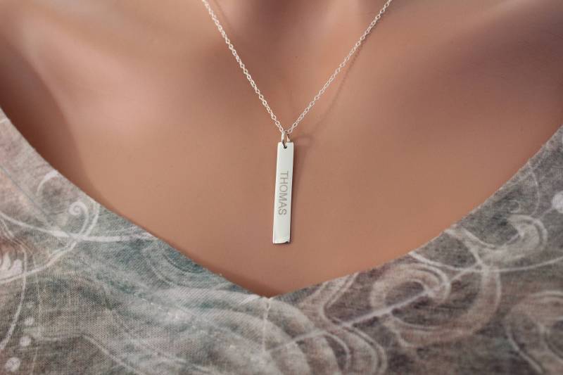 Personalisierte Sterling Silber Vertikale Namenskette von HannahCatherines