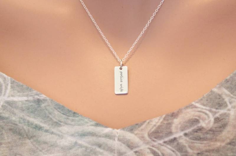 sterling Silber Polizei Frau Halskette Charm Mit Gravur, Geschenk Von Leow von HannahCatherines