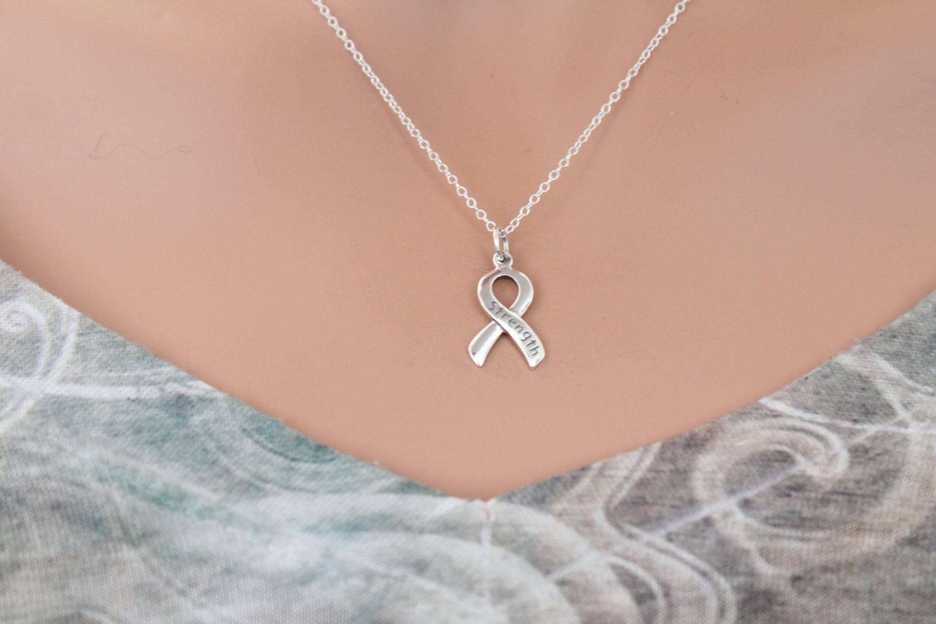 Sterling Silber Cancer Awareness Ribbon Halskette - Stärke von HannahCatherines