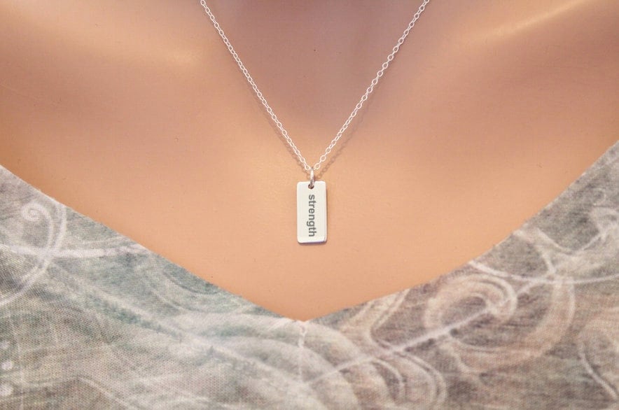Sterling Silber Stärke Charm Halskette - Personalisierte Schrift von HannahCatherines